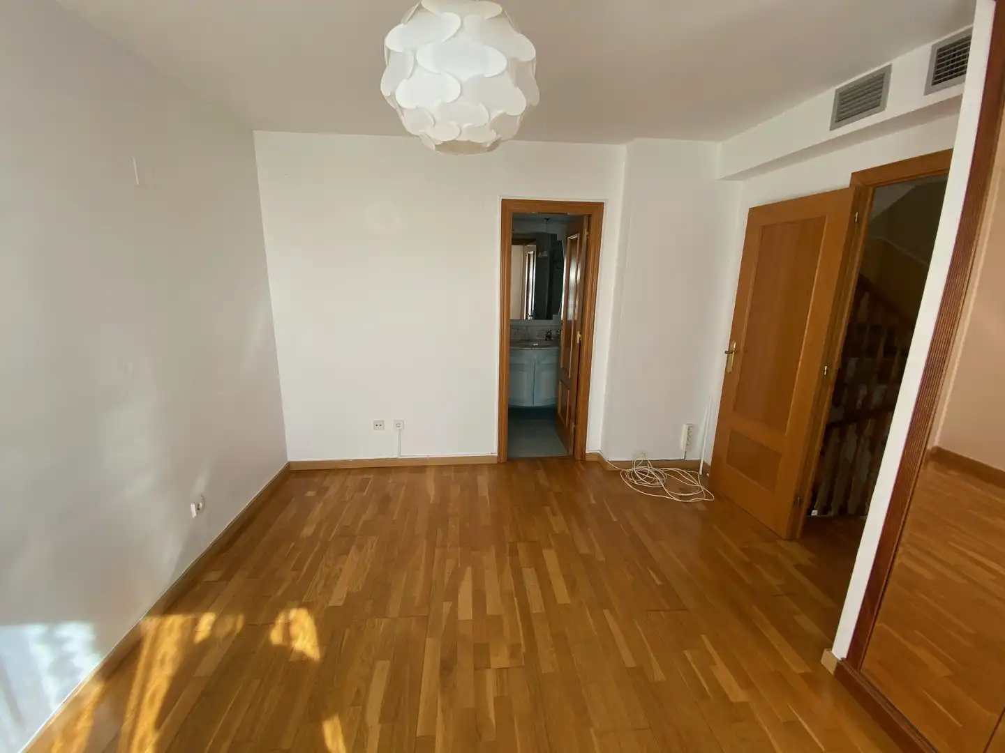 Dormitori de Casa adosada en venda en Zaragoza amb Terrassa i Piscina