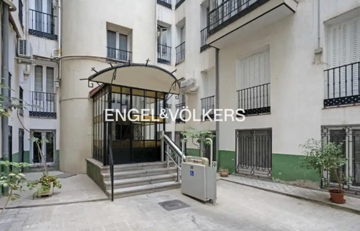 Außenansicht von Wohnung zum Verkauf in Madrid mit Klimaanlage und Heizung