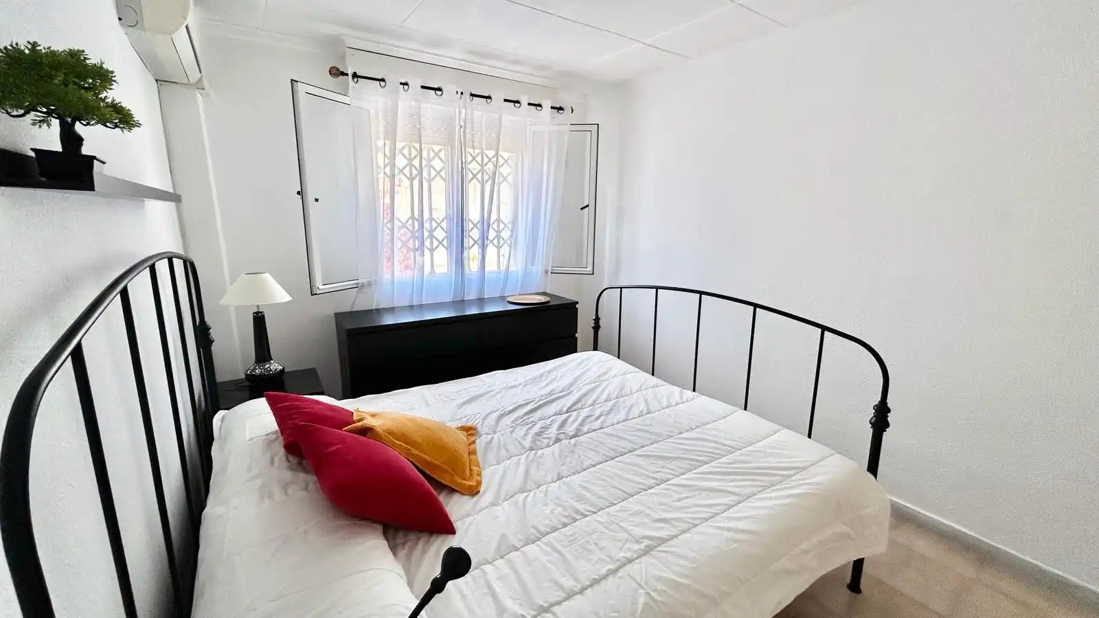 Habitación de Planta baja de alquiler en Pilar de la Horadada con Aire acondicionado, Terraza y Piscina