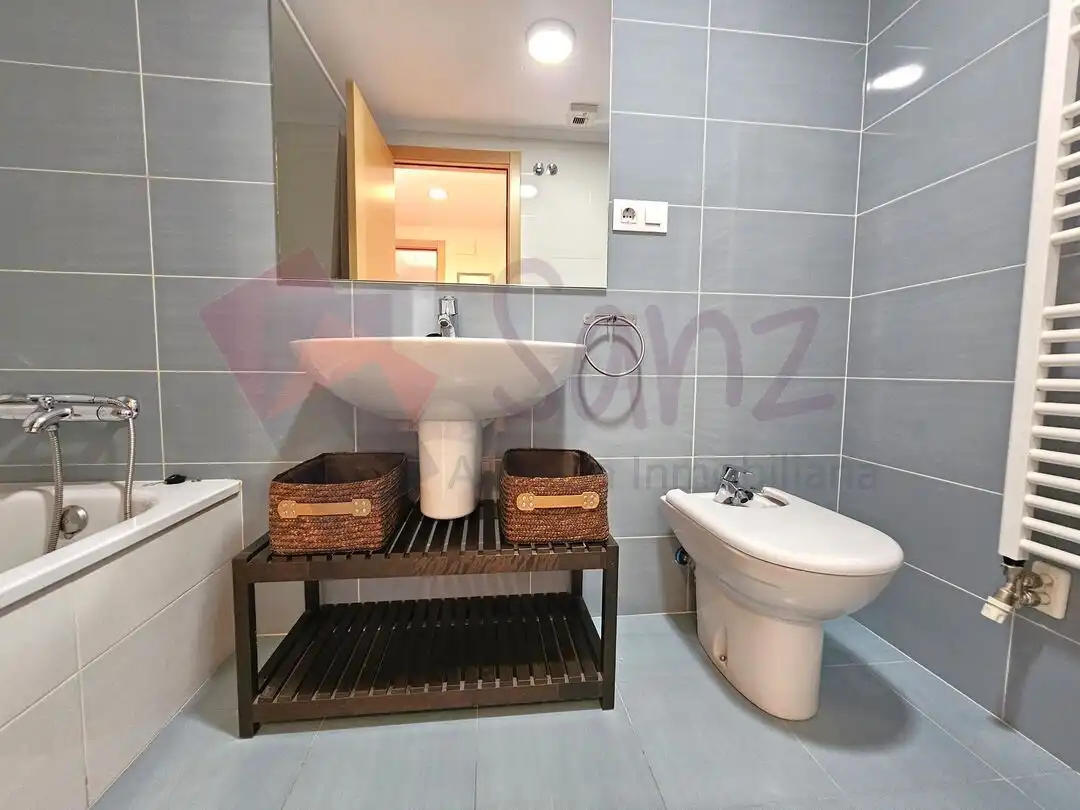 Baño de Apartamento de alquiler en Lardero con Aire acondicionado, Calefacción y Jardín privado