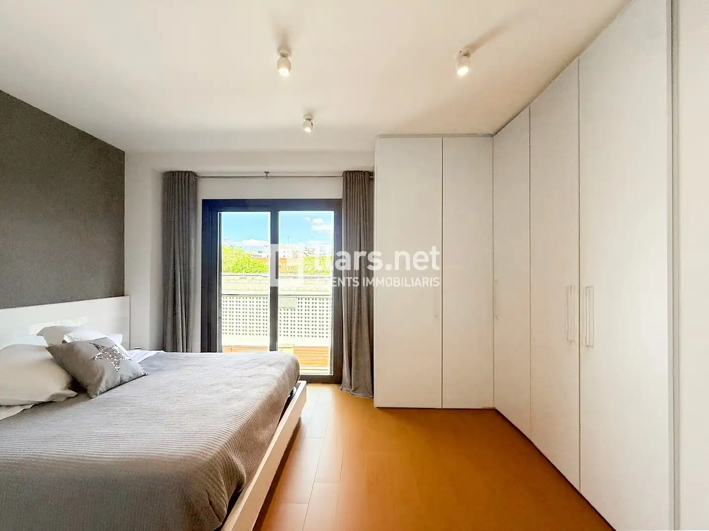 Schlafzimmer von Einfamilien-Reihenhaus zum Verkauf in Vilanova i la Geltrú mit Klimaanlage, Heizung und Parkett