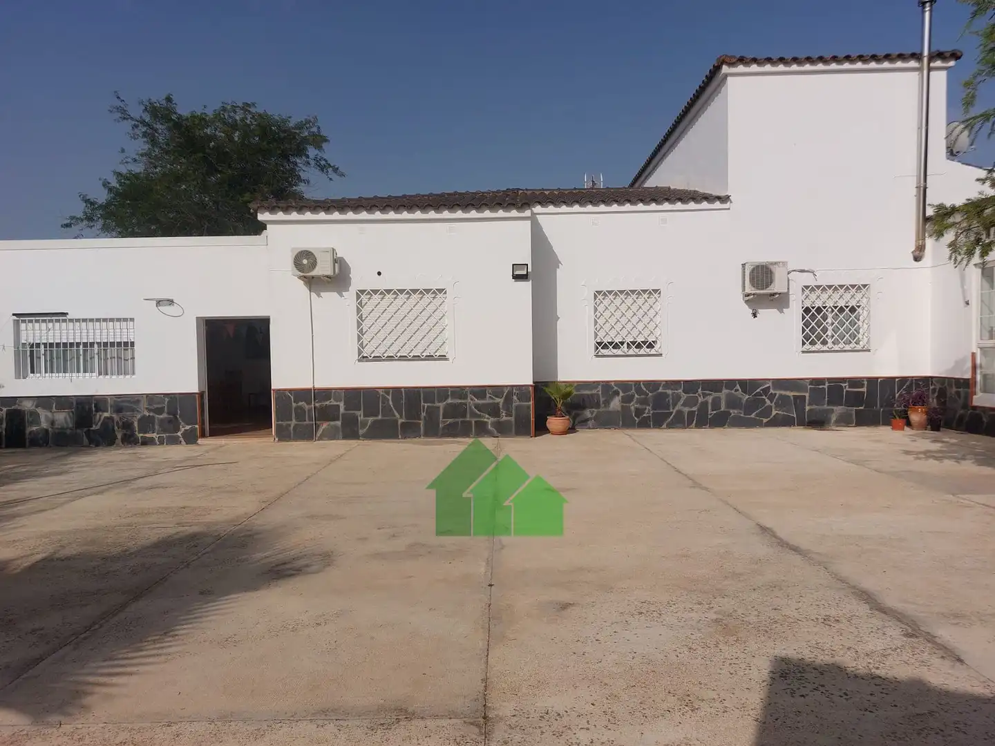Vista exterior de Casa o xalet en venda en Torremayor amb Aire condicionat, Traster i Piscina