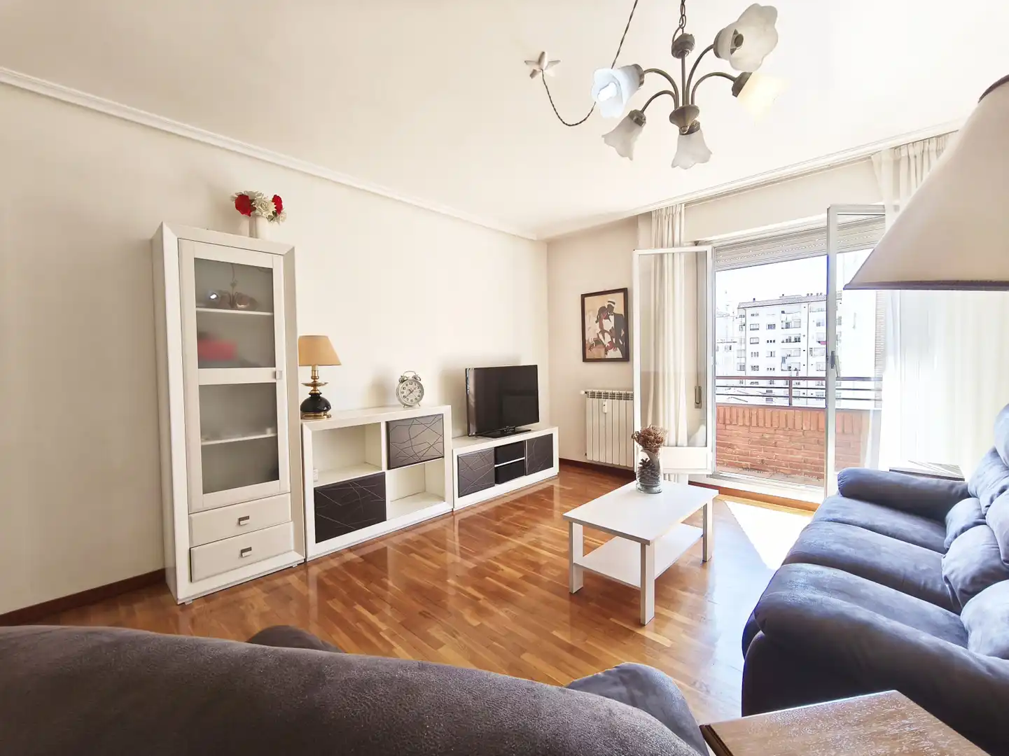 Sala d'estar de Pis en venda en  Logroño amb Calefacció, Parquet i Terrassa