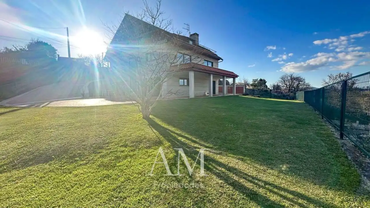 Detached house with garden for sale in Alcoucer