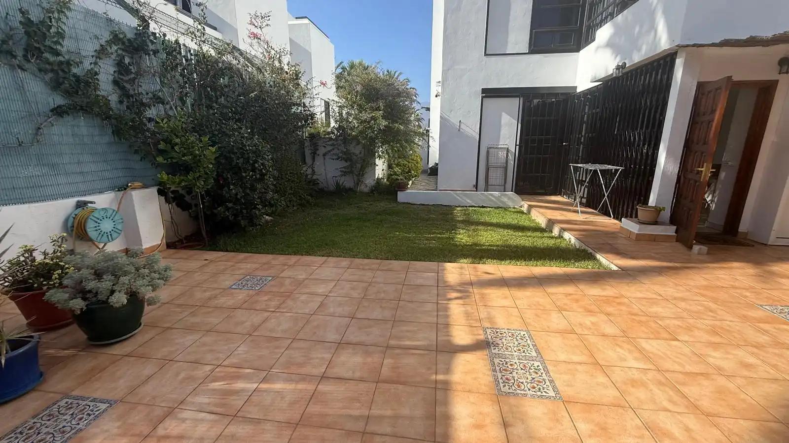 Garten von Erdgeschoss zum Verkauf in Arona mit Privatgarten, Terrasse und Abstellraum