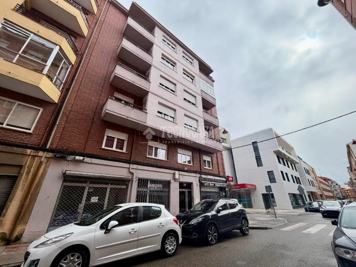 Vista exterior de Piso en venta en León Capital  con Calefacción, Terraza y Trastero