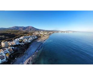 Vista exterior de Casa adosada en venda en Estepona amb Jardí privat, Terrassa i Piscina