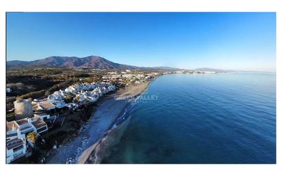 Vista exterior de Casa adosada en venda en Estepona amb Jardí privat, Terrassa i Piscina