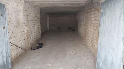 Garaje en edificio al lado de la avenida principal