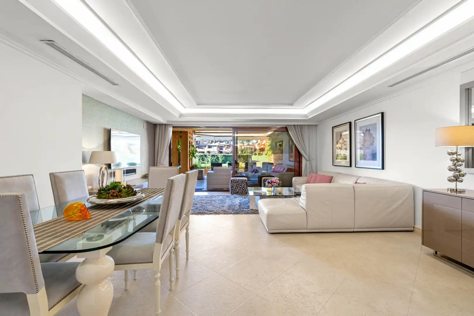 Sala de estar de Planta baja en venta en Estepona con Aire acondicionado, Terraza y Piscina