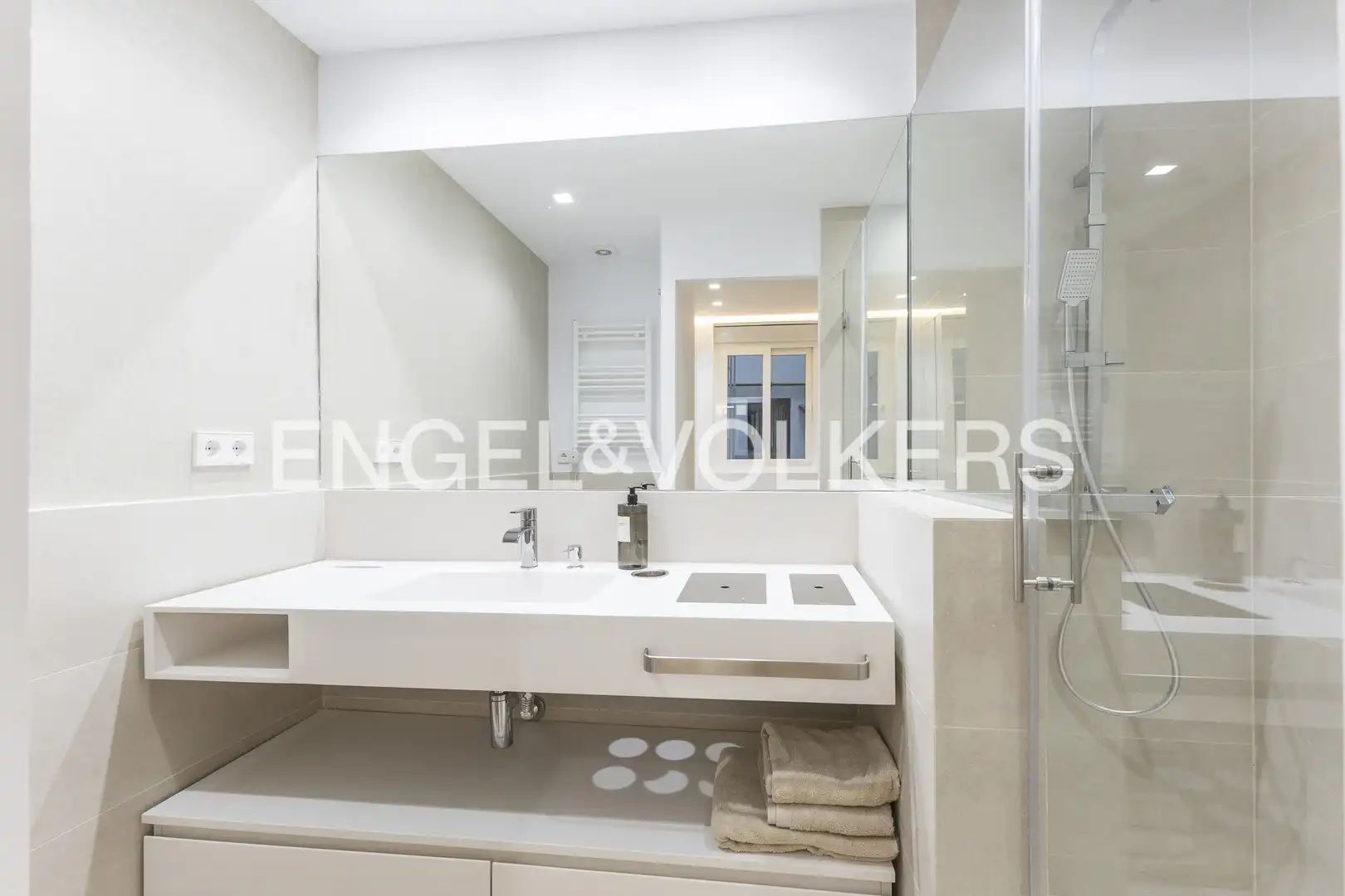 Badezimmer von Wohnung zum Verkauf in Madrid mit Heizung und Möbliert