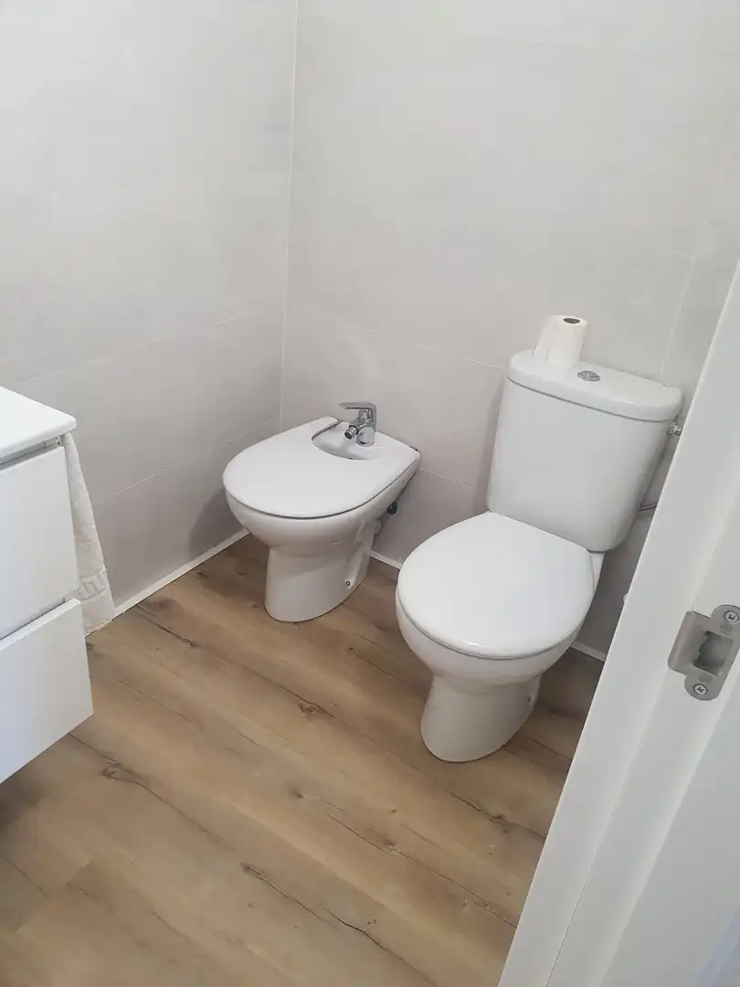 Baño de Apartamento de alquiler en Roquetas de Mar con Aire acondicionado, Calefacción y Parquet
