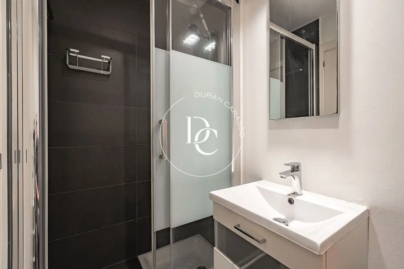 Badezimmer von Dachboden zum Verkauf in Barcelona mit Klimaanlage, Heizung und Terrasse