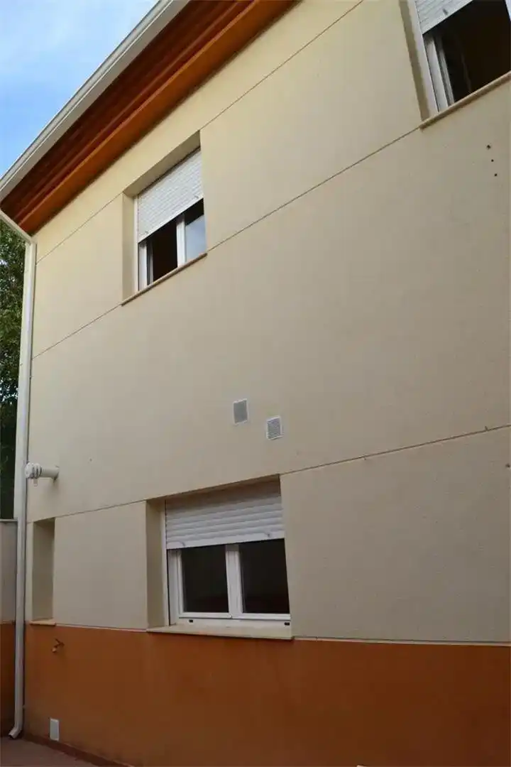 Vista exterior de Casa adosada en venda en Fuerte del Rey amb Balcó