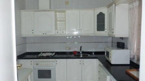 Piso céntrico compuesto por 3 dormitorios, 1 baños, 1 patio, cocina, terraza amplia con doble guardilla. Piso muy iluminado. En la
