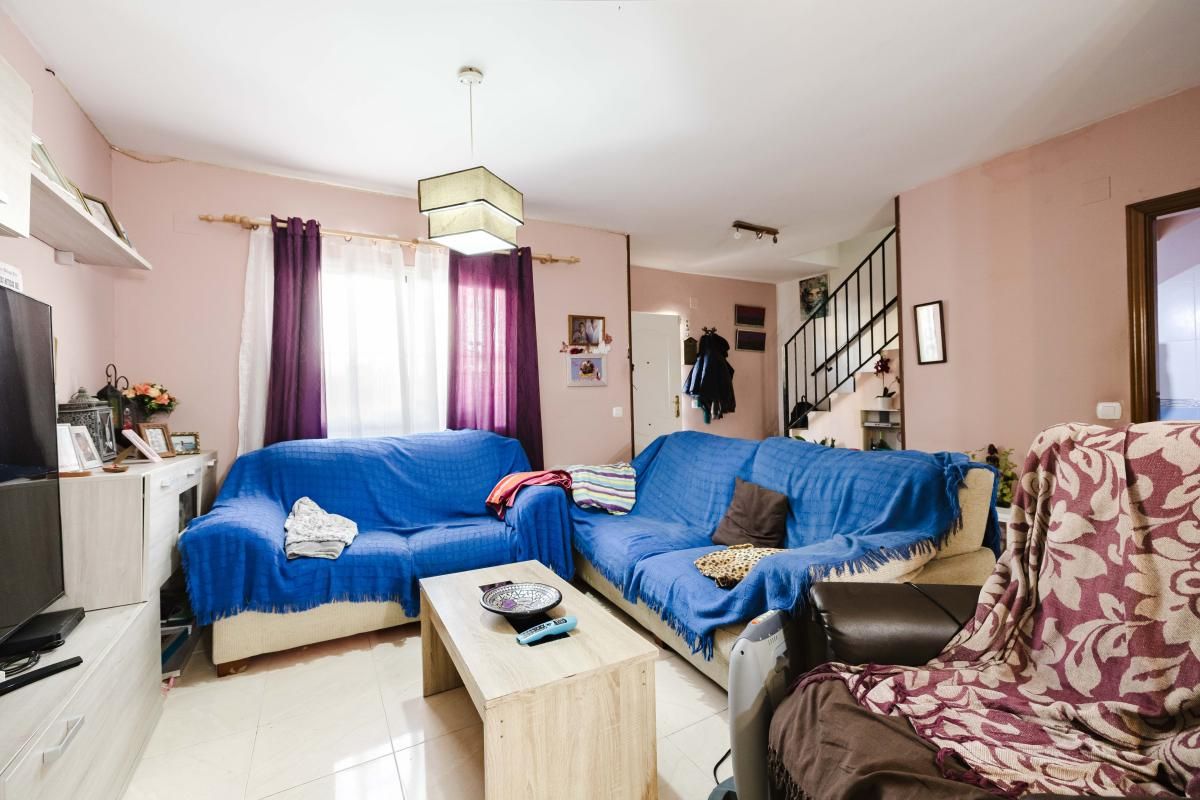 Sala d'estar de Casa adosada en venda en Fuente de Piedra amb Aire condicionat, Calefacció i Jardí privat