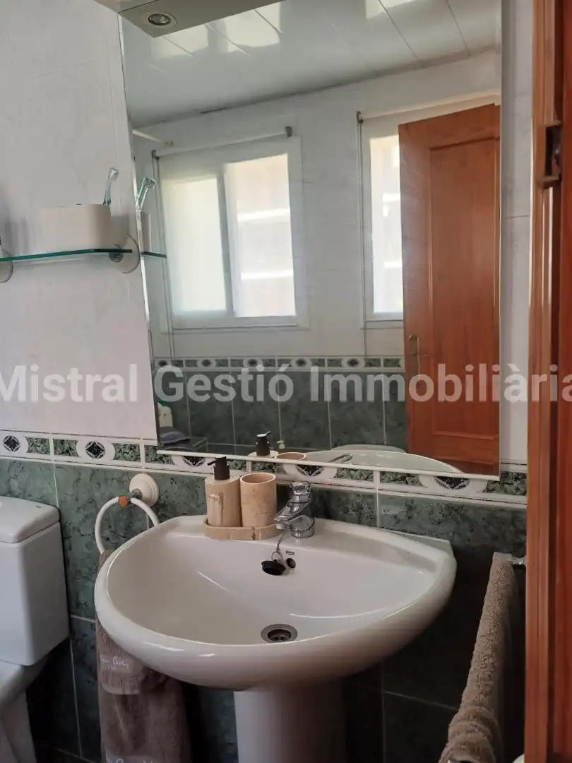 Bany de Pis de lloguer en Calafell amb Aire condicionat, Terrassa i Moblat