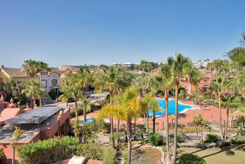 Außenansicht von Dachboden zur Miete in Marbella mit Klimaanlage, Terrasse und Schwimmbad
