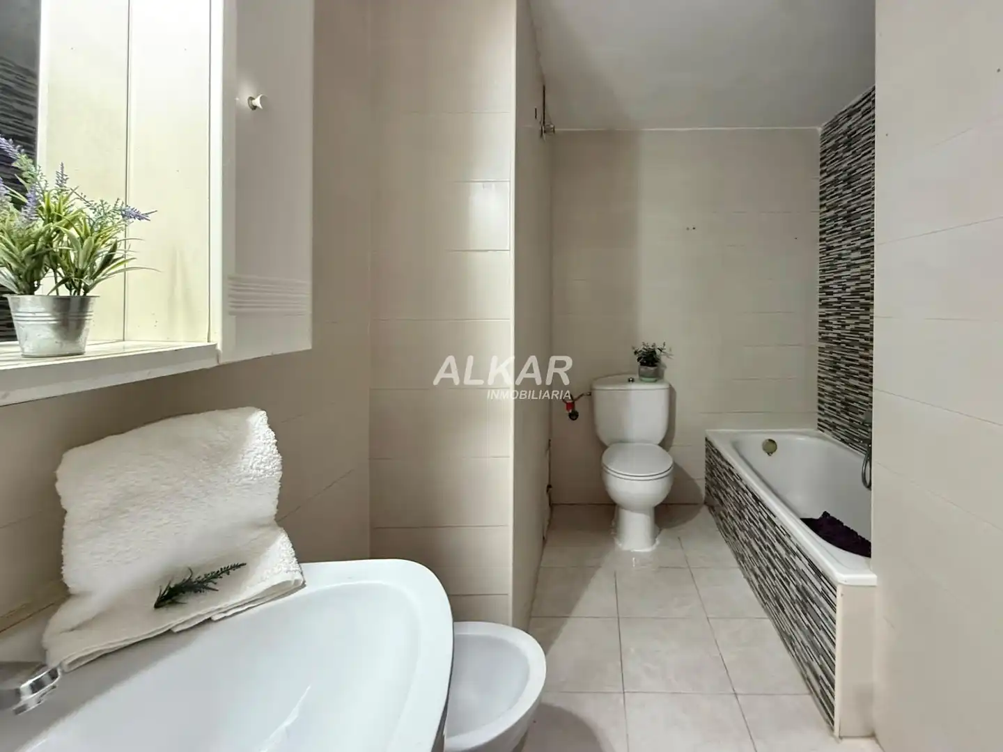 Baño de Piso en venta en Tudela con Calefacción y Balcón