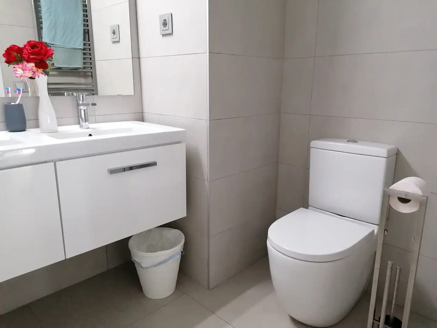 Bathroom of Flat for rent in Girona  with Air Conditioner, Heating and Parquet flooring