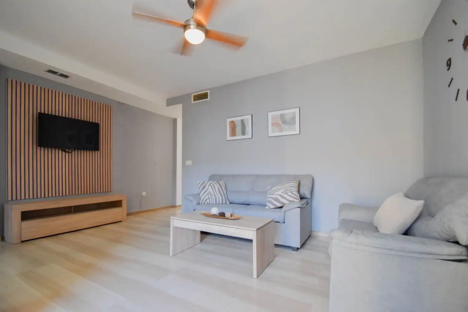 Sala de estar de Dúplex en venta en Cúllar Vega con Terraza, Trastero y Amueblado