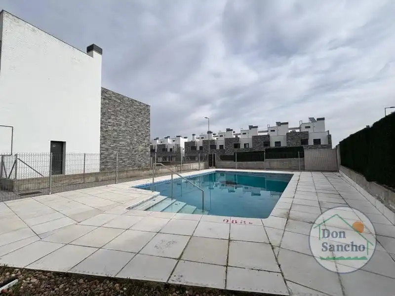 Piscina de Casa adosada en venta en Arroyo de la Encomienda con Calefacción, Terraza y Trastero