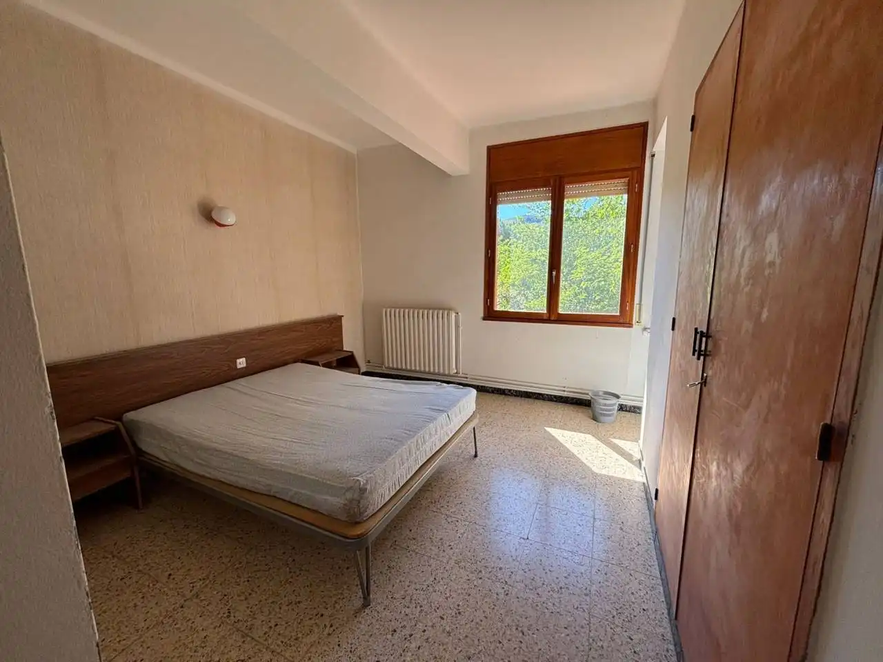 Dormitori de Casa o xalet en venda en La Llacuna amb Jardí privat