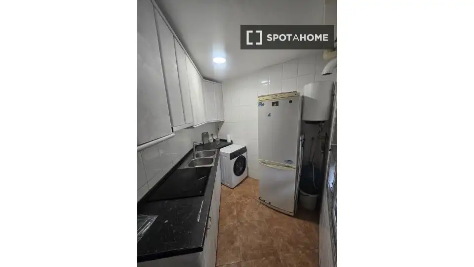 Kitchen of Flat for share in L'Hospitalet de Llobregat  with Air Conditioner, Heating and Furnished