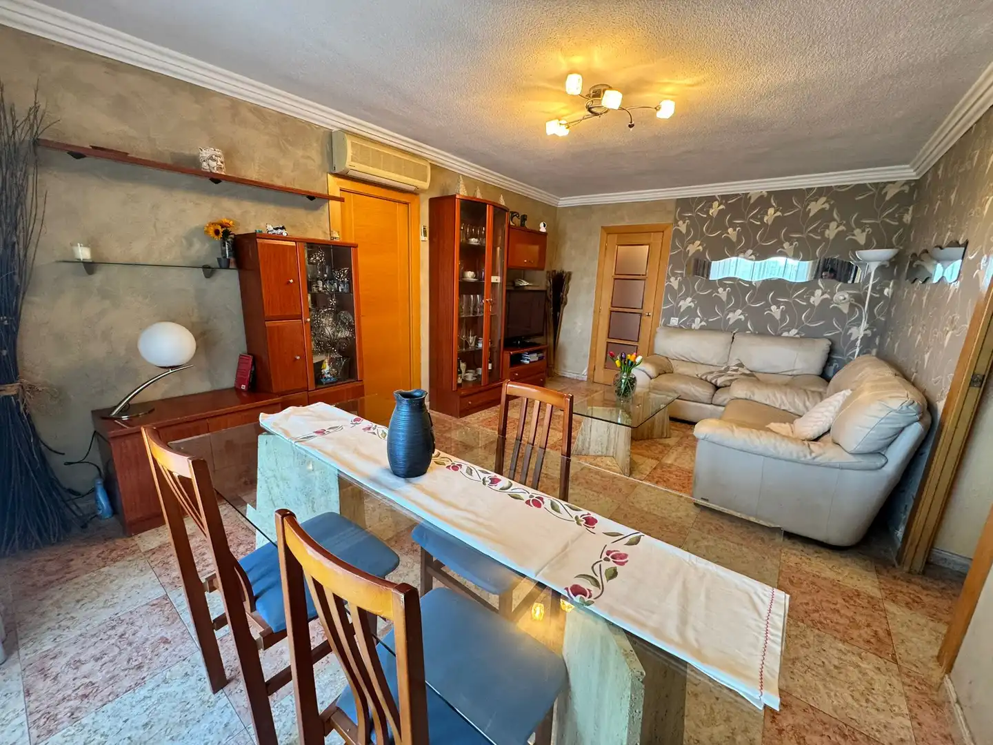 Comedor de Piso en venta en L'Hospitalet de Llobregat con Balcón