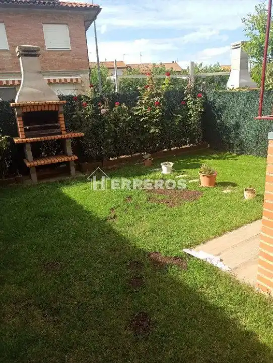 Jardí de Casa adosada en venda en Alesanco amb Calefacció, Parquet i Terrassa