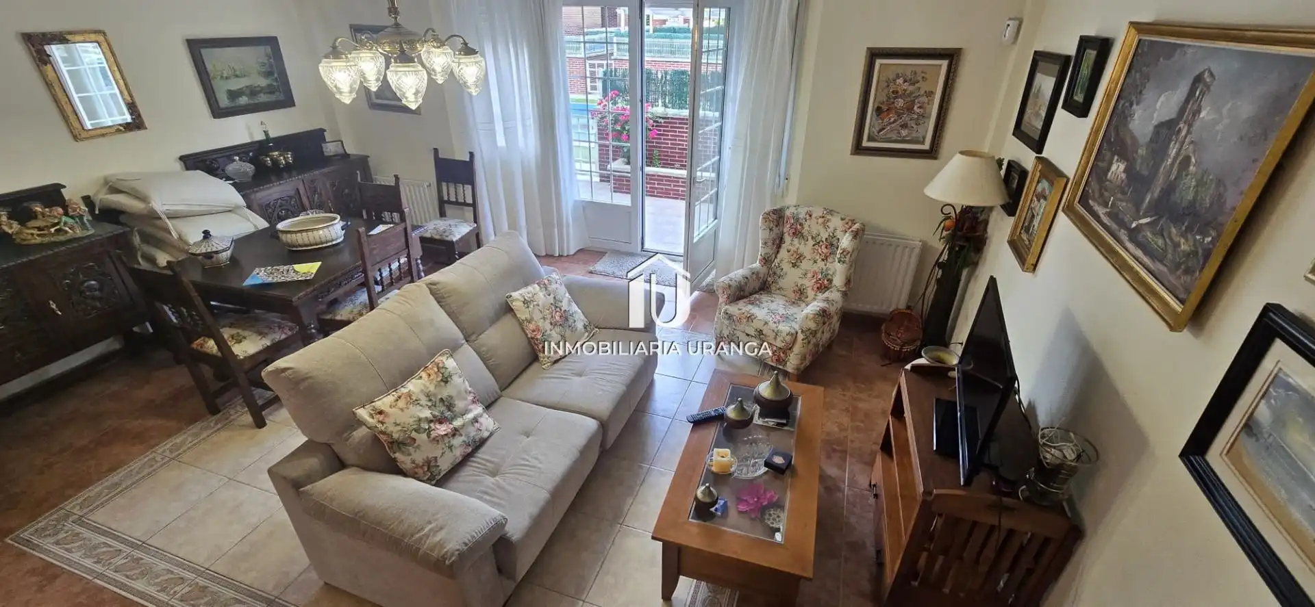 Sala d'estar de Casa o xalet en venda en Laredo amb Calefacció, Terrassa i Moblat