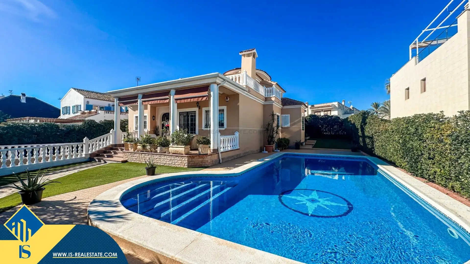Chalet con jardín en venta en La Mata