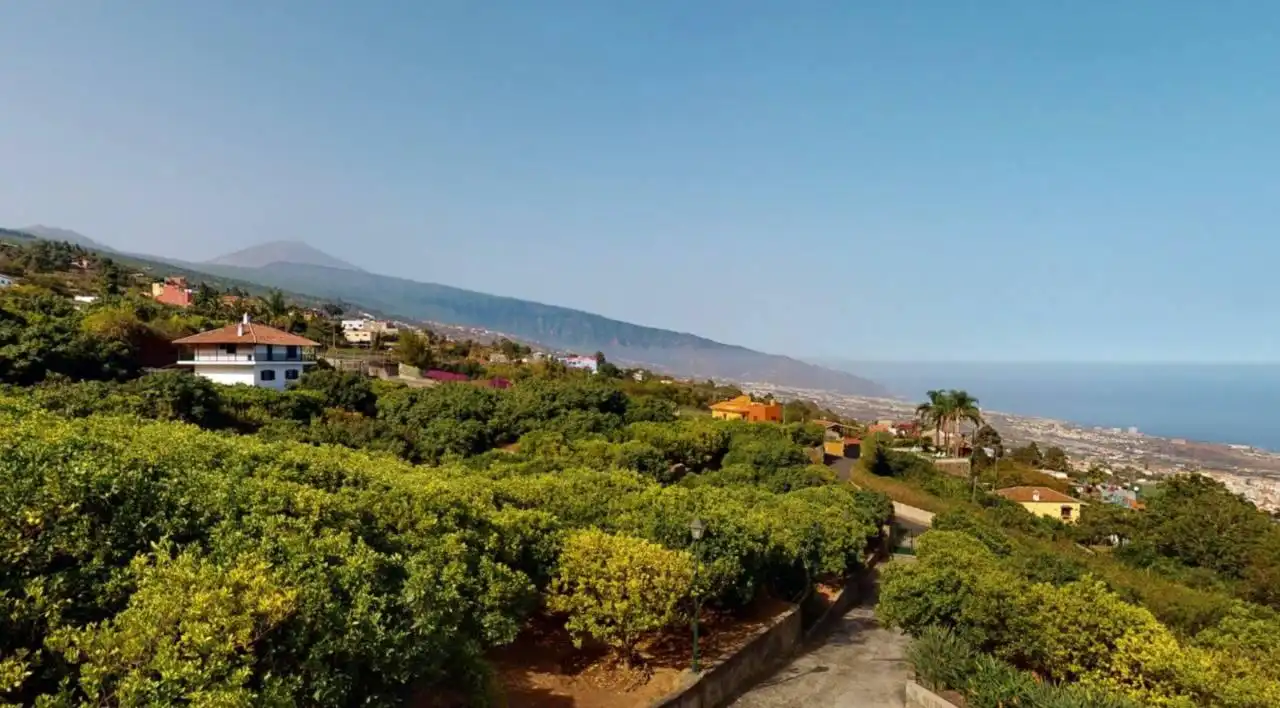 Vista exterior de Casa o xalet en venda en La Orotava amb Jardí privat, Terrassa i Moblat