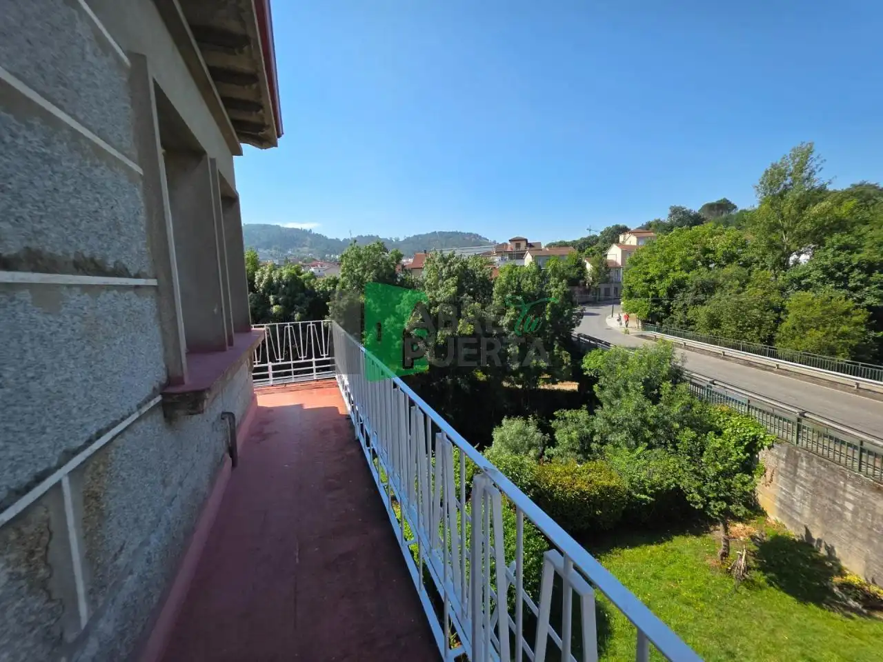 Vista exterior de Casa o xalet de lloguer en Ourense Capital  amb Calefacció i Moblat