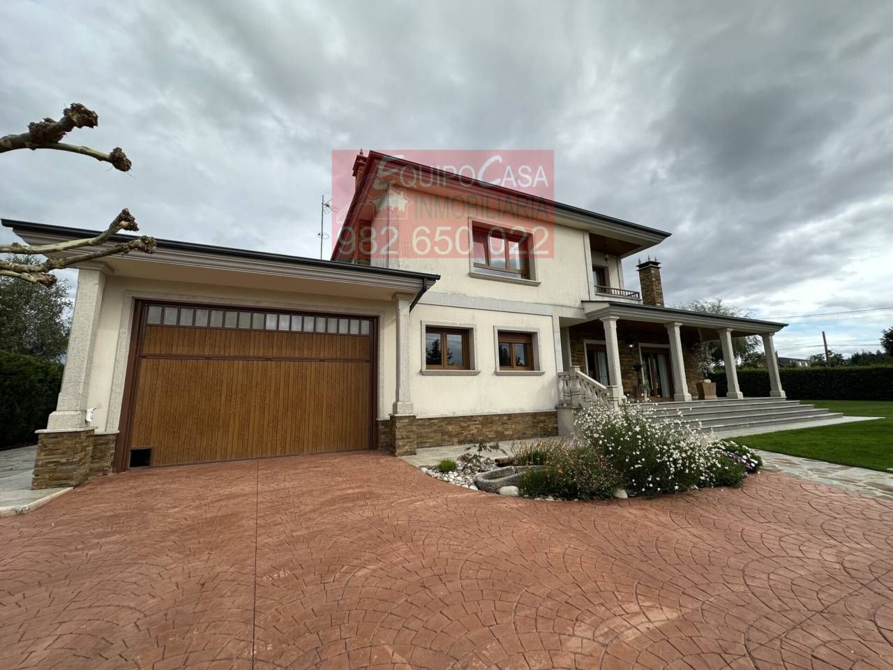 Vista exterior de Casa o xalet en venda en Outeiro de Rei amb Calefacció, Jardí privat i Parquet