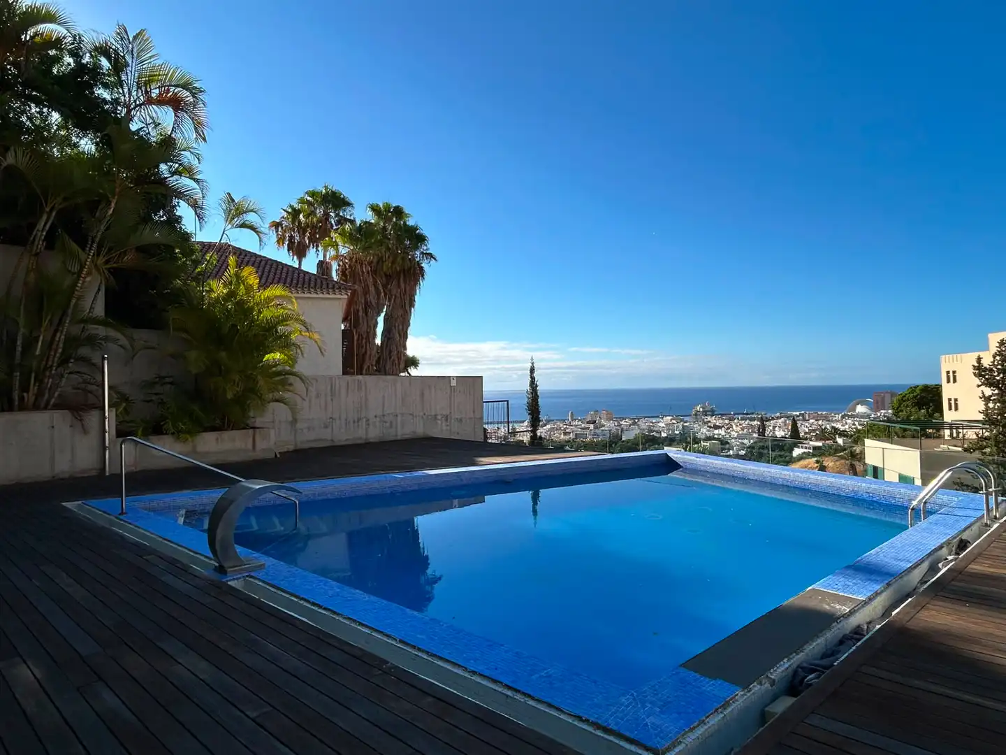 Schwimmbecken von Wohnung zum Verkauf in Santa Cruz de Tenerife mit Privatgarten, Terrasse und Abstellraum