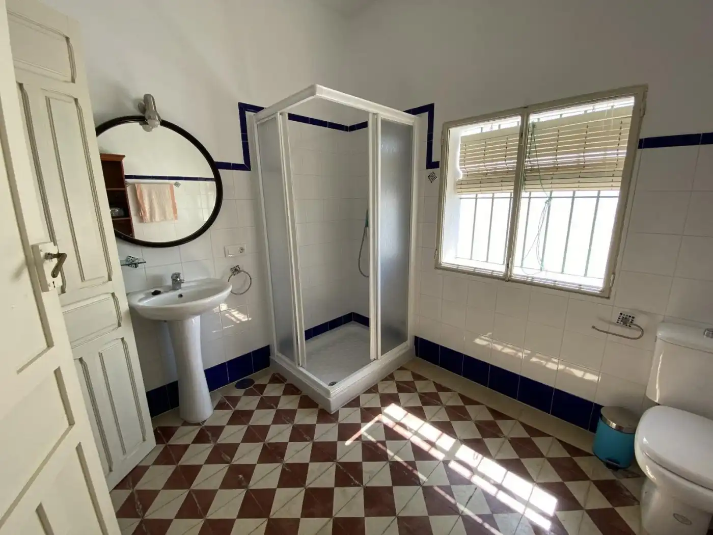 Bany de Casa o xalet en venda en El Pedroso amb Terrassa, Traster i Balcó