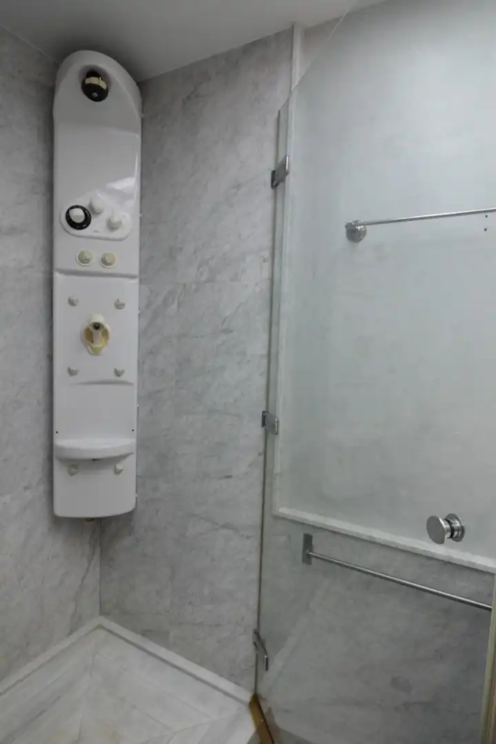 Baño de Piso en venta en Sevilla con Balcón y Jacuzzi