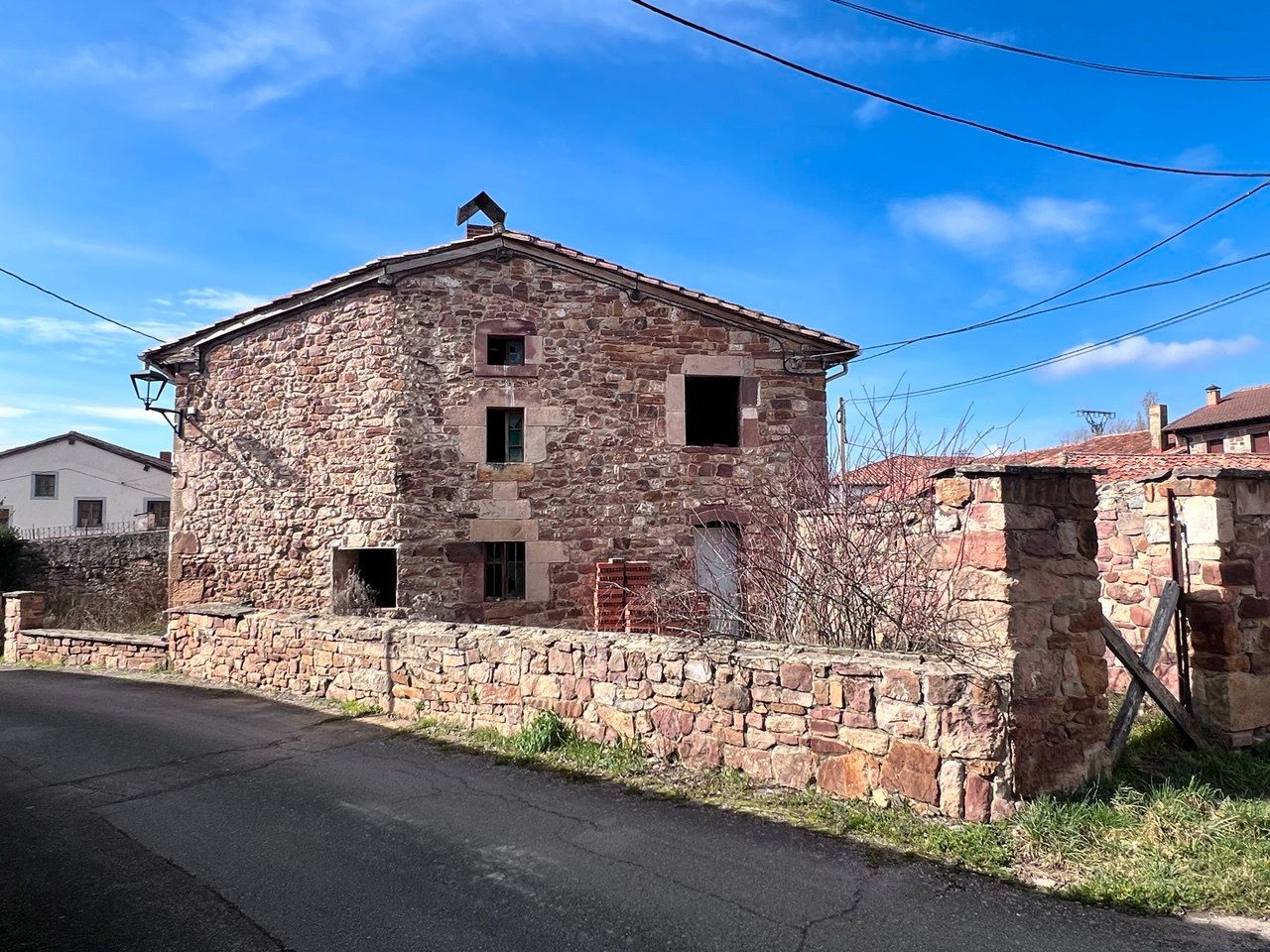 Vista exterior de Casa o xalet en venda en Salinas de Pisuerga amb Jardí privat