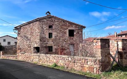 Vista exterior de Casa o xalet en venda en Salinas de Pisuerga amb Jardí privat