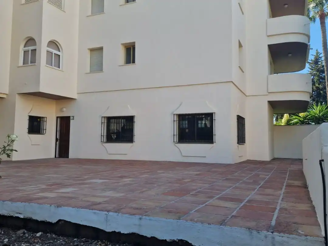 Außenansicht von Geschaftsraum zur Miete in Marbella mit Terrasse und Alarm