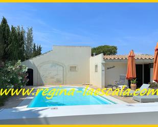 Vista exterior de Casa o xalet en venda en L'Escala amb Aire condicionat, Terrassa i Piscina