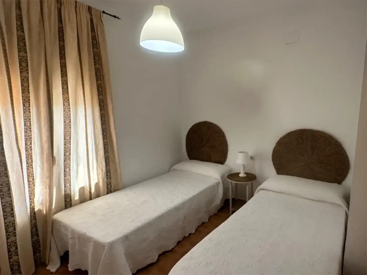 Schlafzimmer von Wohnungen zur Miete in Guadalcanal mit Klimaanlage, Waschmaschine und Mikrowelle