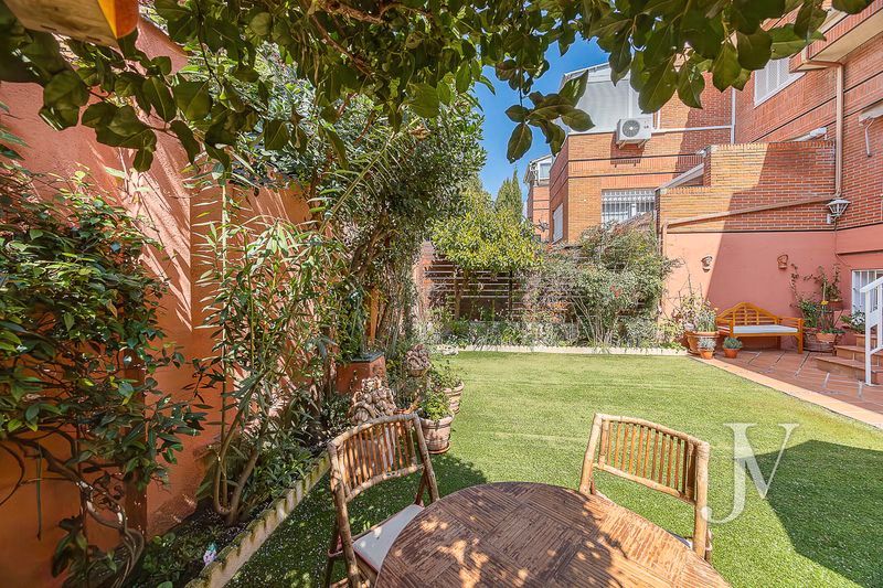 Jardín de Casa adosada en venta en  Madrid Capital con Calefacción, Jardín privado y Terraza