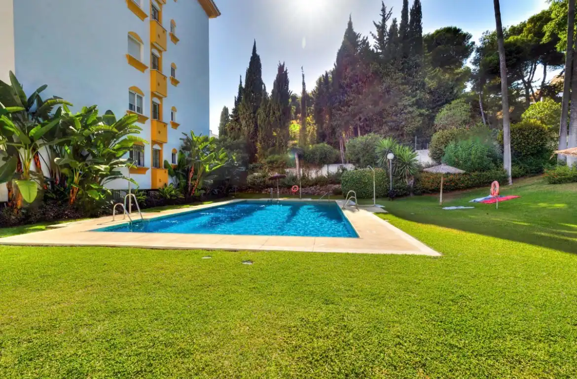 Piscina de Pis en venda en Marbella amb Aire condicionat, Terrassa i Traster