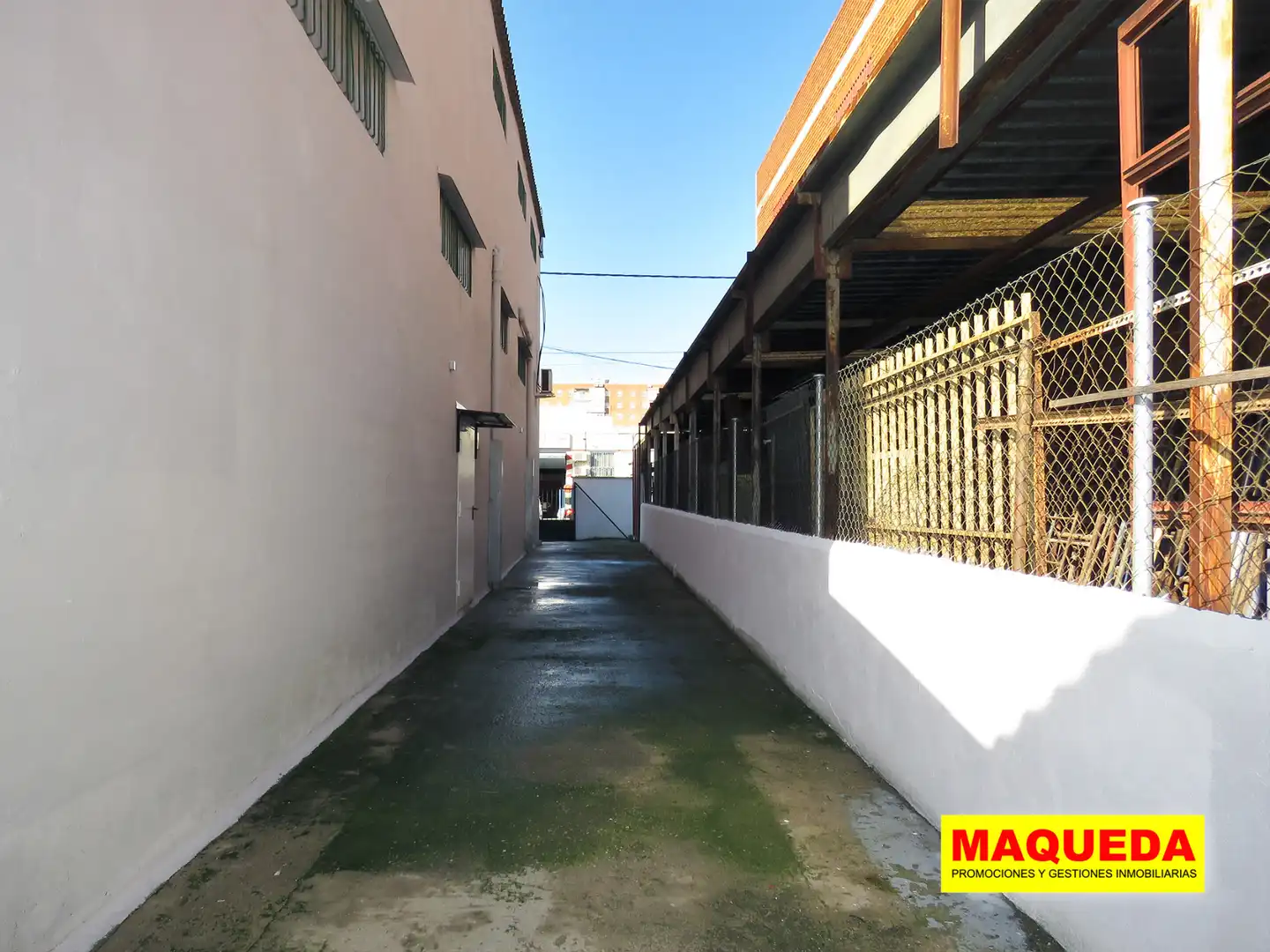 Vista exterior de Nave industrial de alquiler en Leganés con Alarma