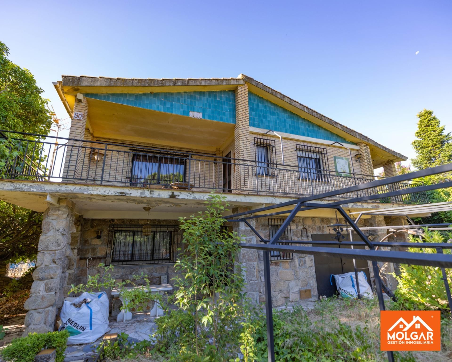 Vista exterior de Casa o xalet en venda en Torrejón del Rey amb Jardí privat, Piscina i Piscina comunitària