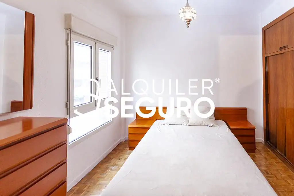 Schlafzimmer von Wohnung zur Miete in Madrid mit Heizung und Möbliert