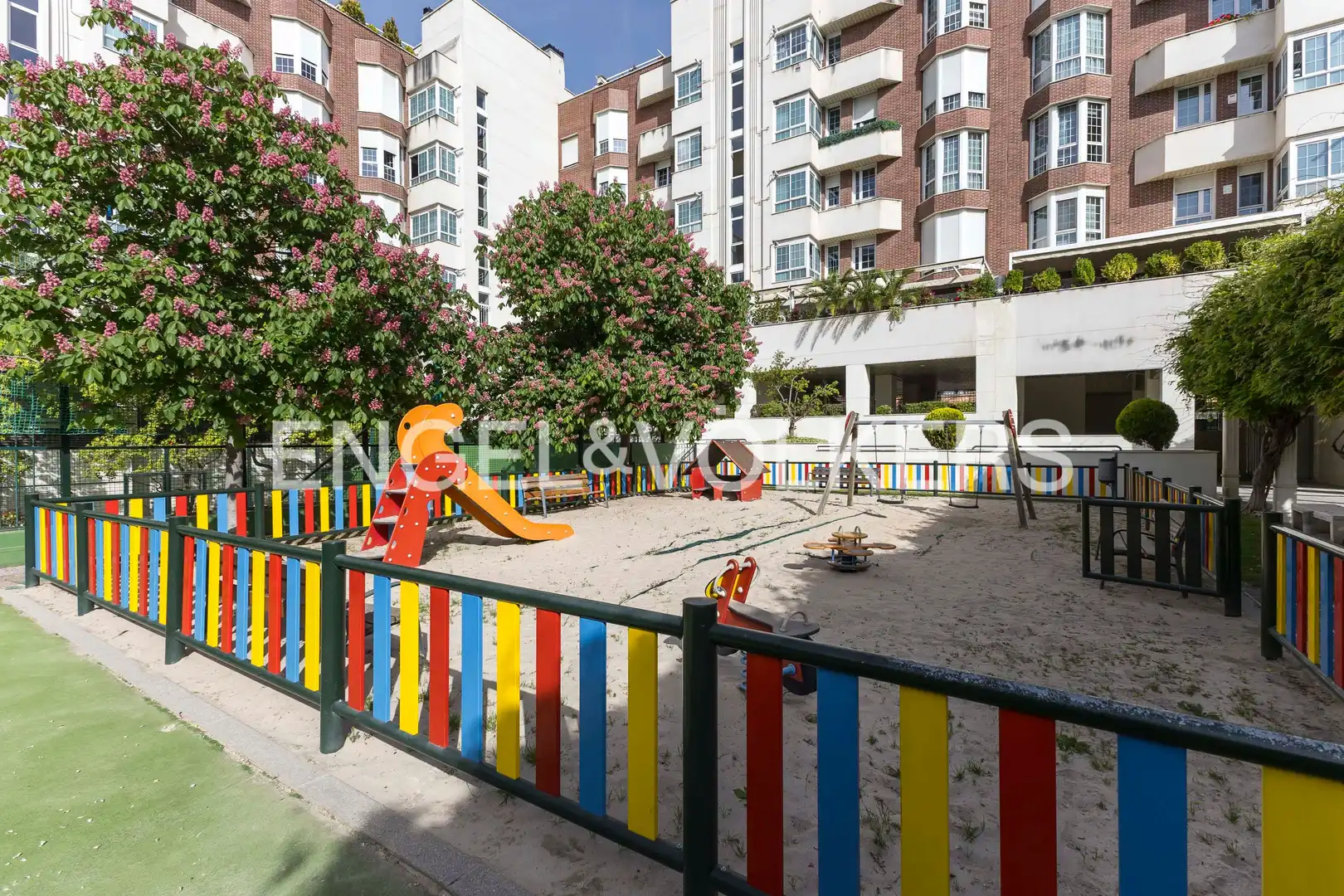 Vista exterior de Piso en venta en Madrid con Aire acondicionado, Calefacción y Jardín privado