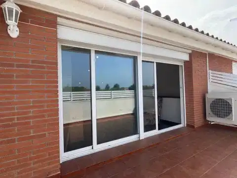 Casa aparellada amb terrassa en venda a Carrer Puigmal, imagen 79